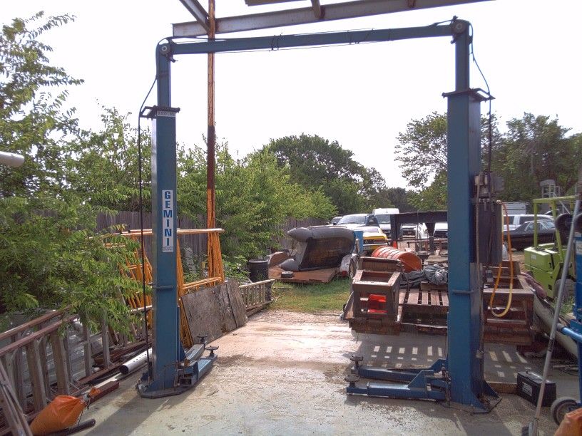 GEMINI AUTO LIFT - 9,000 POUND 2 POLE LIFT