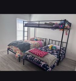 Triple bunk bed