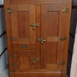VINTAGE  SOLID OAK ICE BOX ANTIQUE COLLECTIBLE FURNITURE