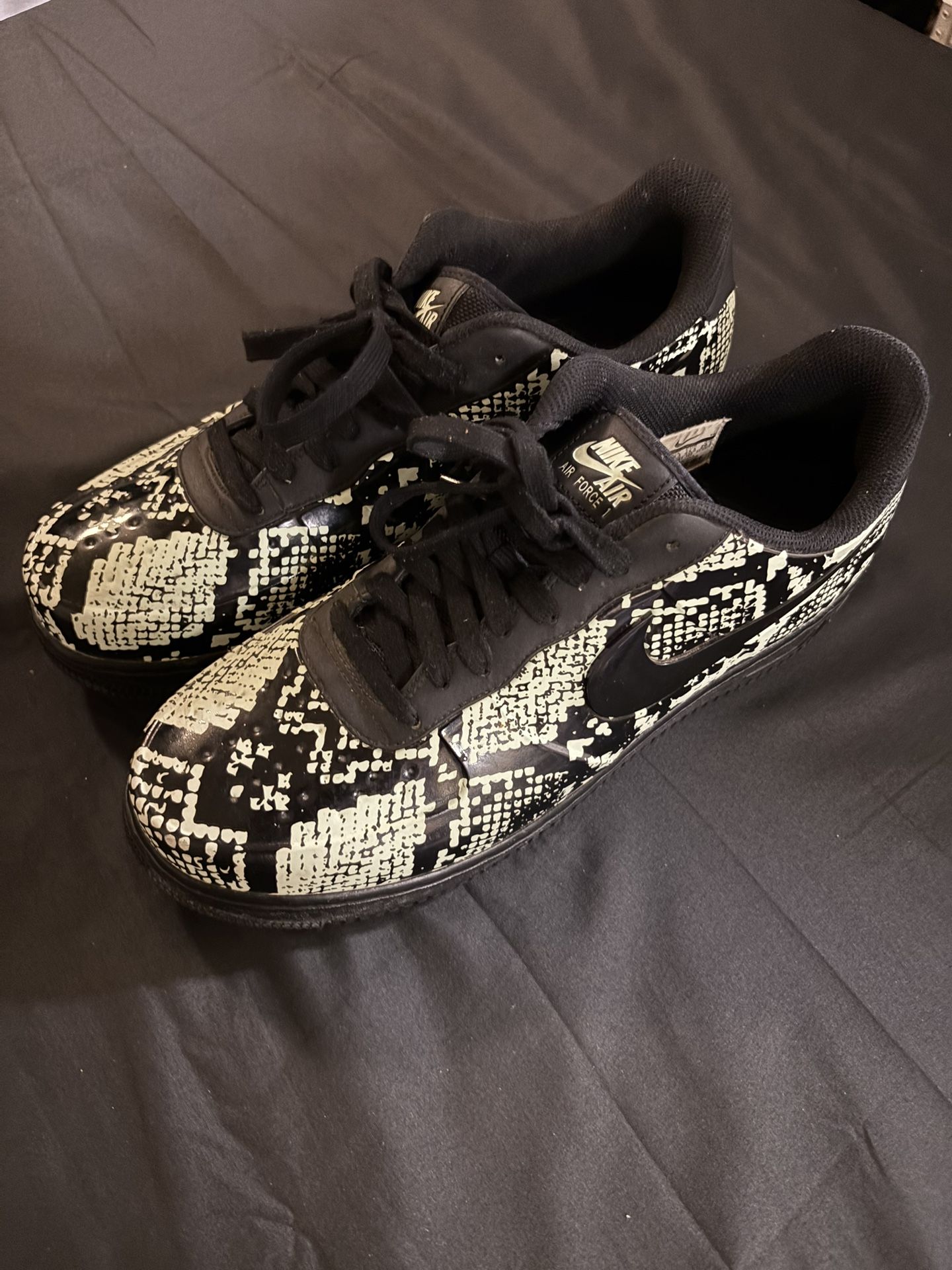 Nike Air Force 1 Foamposite Pro Cup "Glow Snakeskin" sneakers in the Frosted Spruce and Black colorway