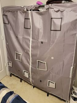 Clothes closet foldable