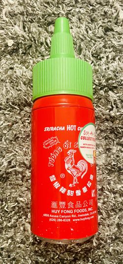 19” TALL GIANT SRIRACHA TIN POPCORN CHOPSTICKS HOT SAUCE FUN PROP DECOR COLLECT