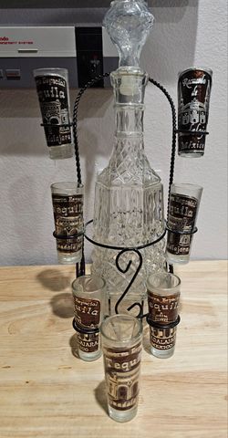 Tequila Holder with 7 Shot Glasses,