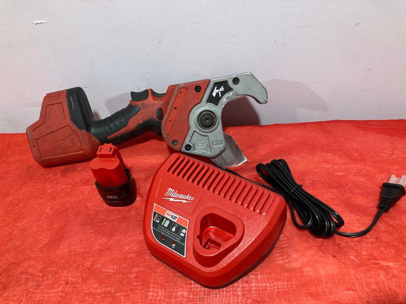 Milwaukee M12 Cordless PVC Pipe Shear With Battery And Charger 
