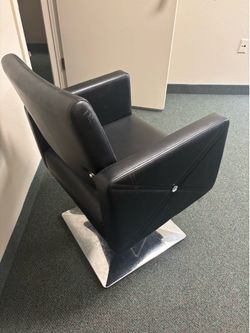 Hairstyling chair