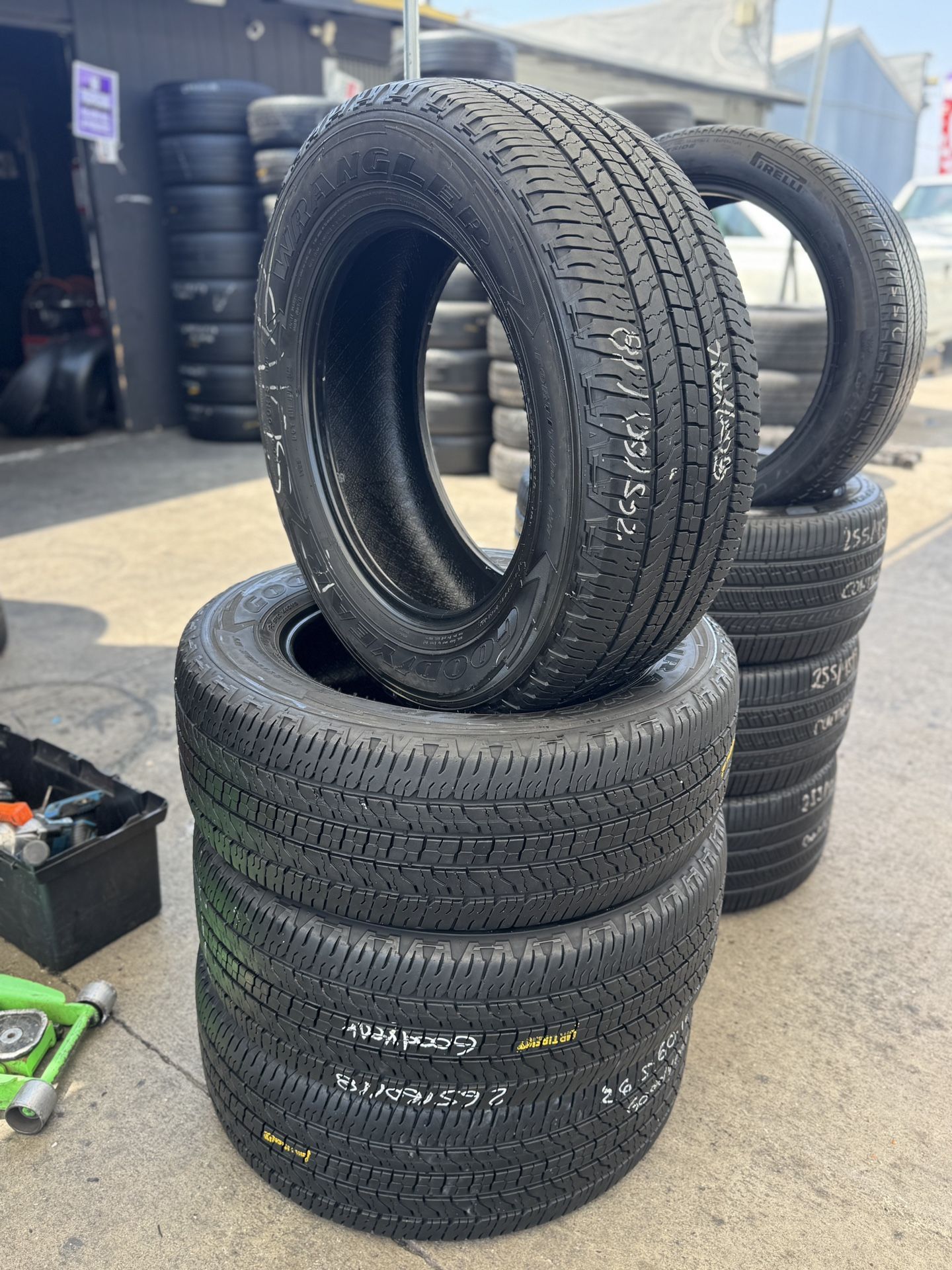 265/60r18 Goodyear Used Tires All 4 Installed And Balanced Included Llantas Usadas Instaladas Y Balanceadas