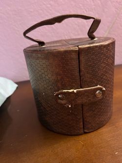 Cylindrical jewelry box