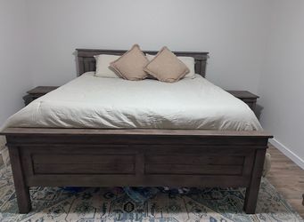 King Bedroom Set (mattress not included)