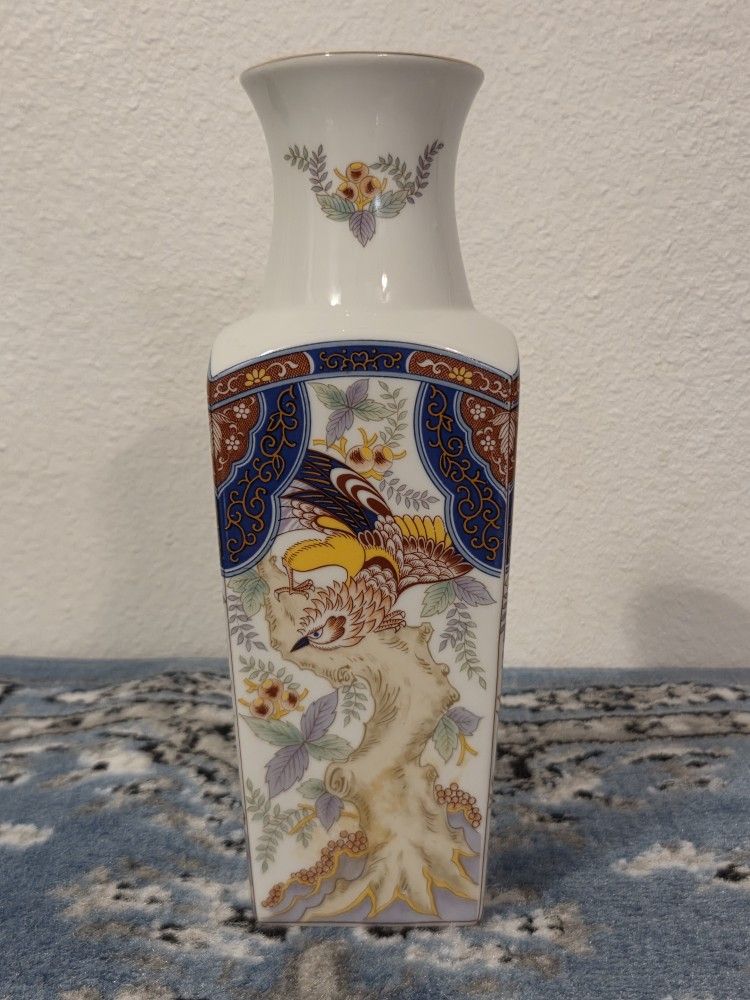 Imari Ware Japan White Porcelain Vase bird of paradise botanical