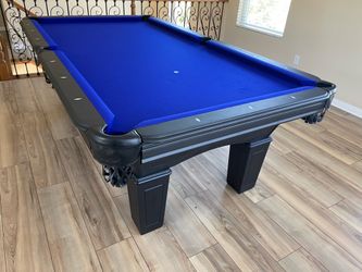 Like New 8FT pool table - delivery/setup, any color felt & accessory kit included