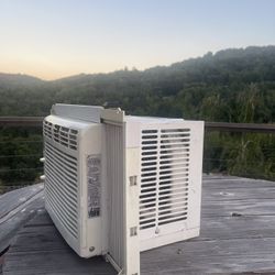 Frigidaire FFRA051WA1   5,000 BTU 115V Window Mount Air Conditioner - White