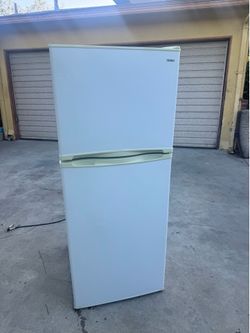 9.8 CU Ft. Fridge / Refridgerator with freezer top