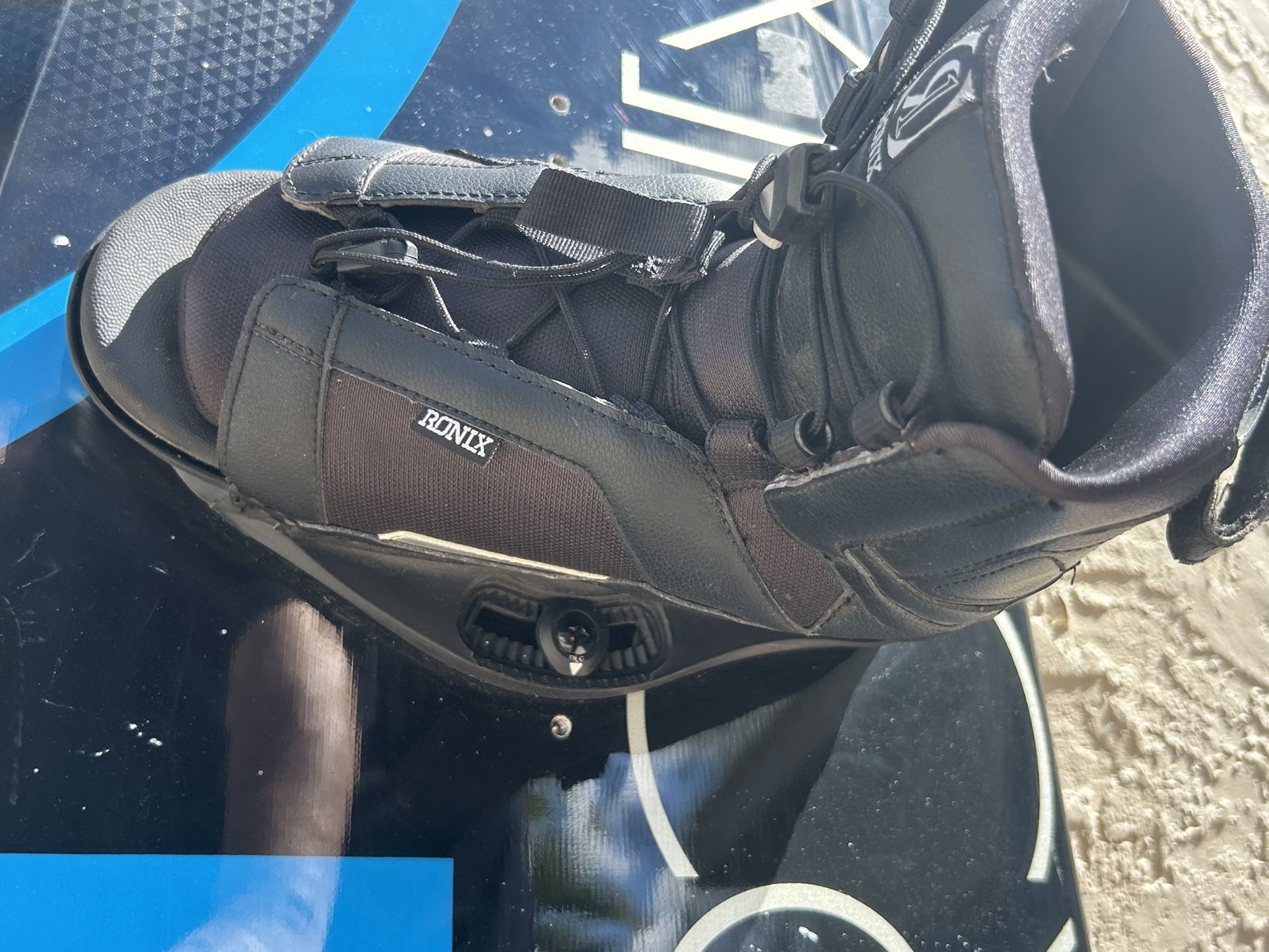 Ronix Vault wakeboard with bindings Water sports