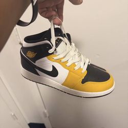 Nike Air Jordan 1 Mid Black White Yellow