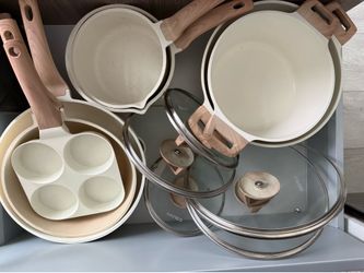 Pots and pans set