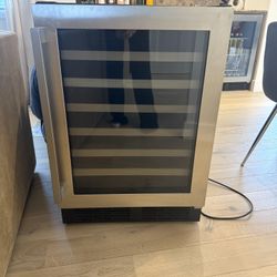 NEW Hisense 23.4in W 54 Bottles Indoor Wine Cooler