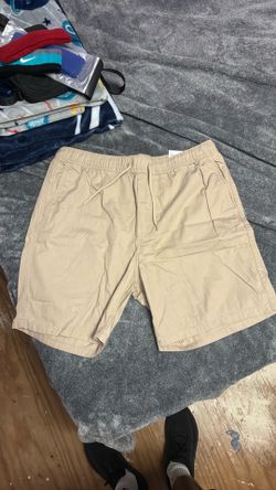 Men’s khaki shorts