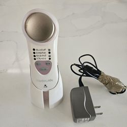 Hitachi Hada Crie Facial Massager CM-N810