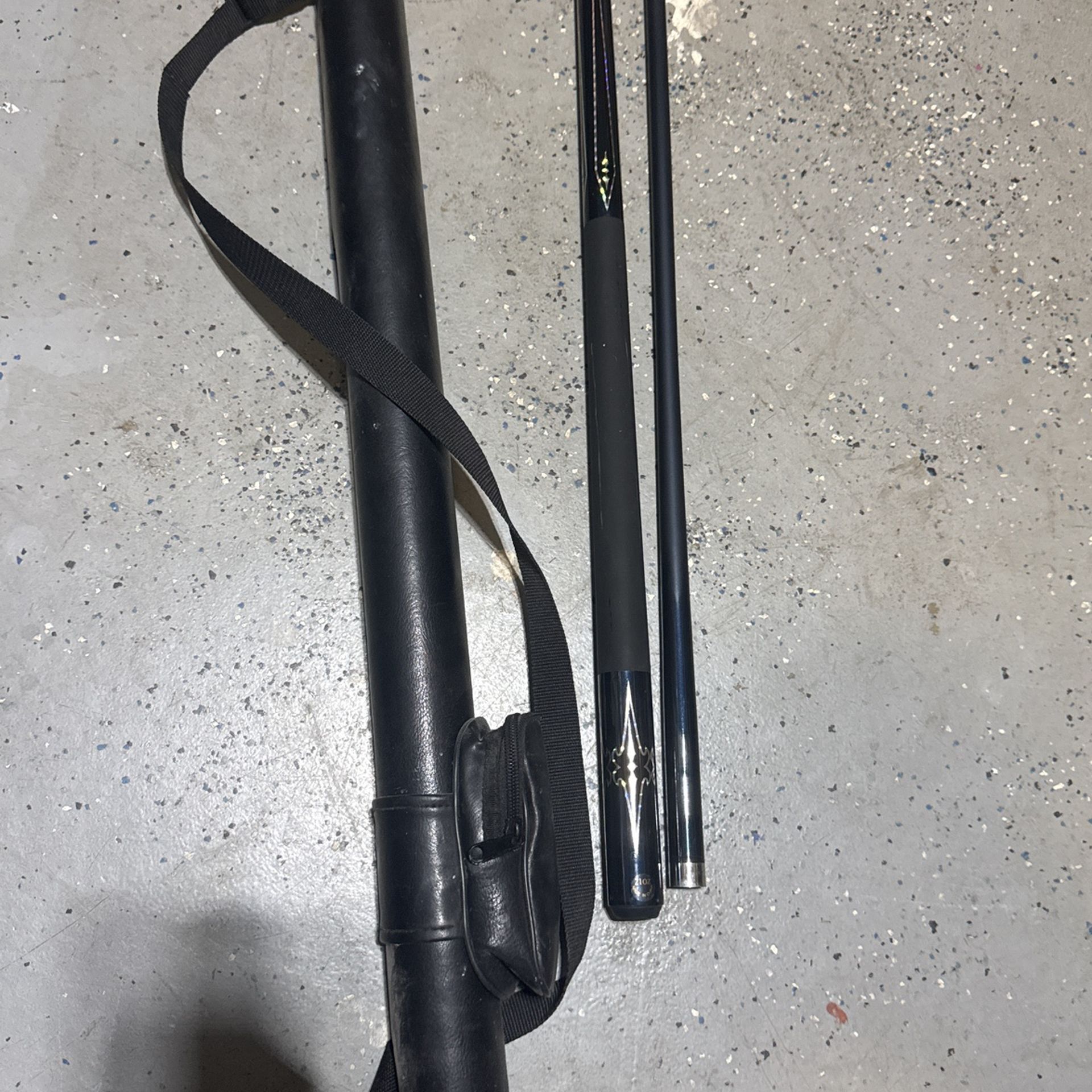 BILLIARD  POOL CUE - WITH CASE 