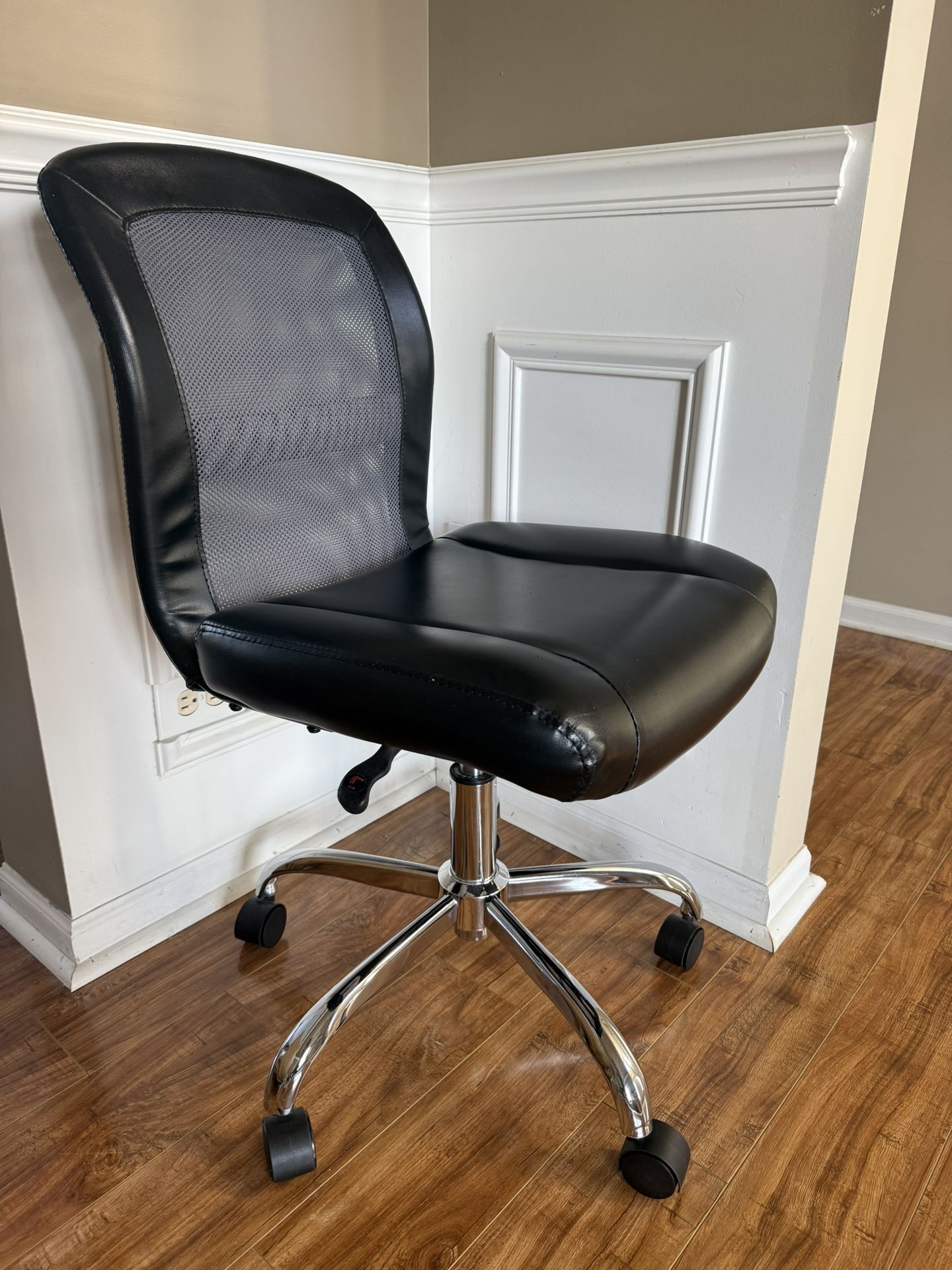 Black Swivel Office Chair – Adjustable