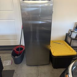 Vertical deep freezer