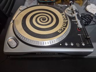 Record Player (TT200 NUMARK)