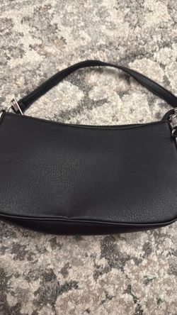 black plain shoulder bag
