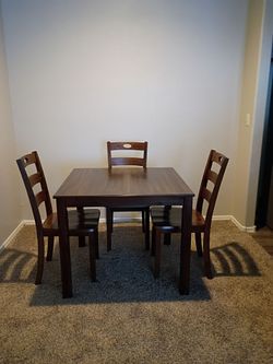 Like New Table × 3 chairs
