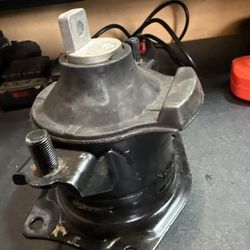 The cushion is the engine support. There are also many other new and used spare parts in bulk, I'm ready to give everything for