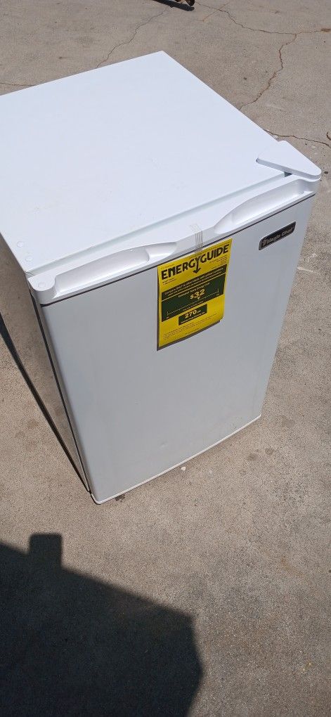 3.0 cu. ft. Manual Defrost Upright Freezer in White
by

Magic Chef