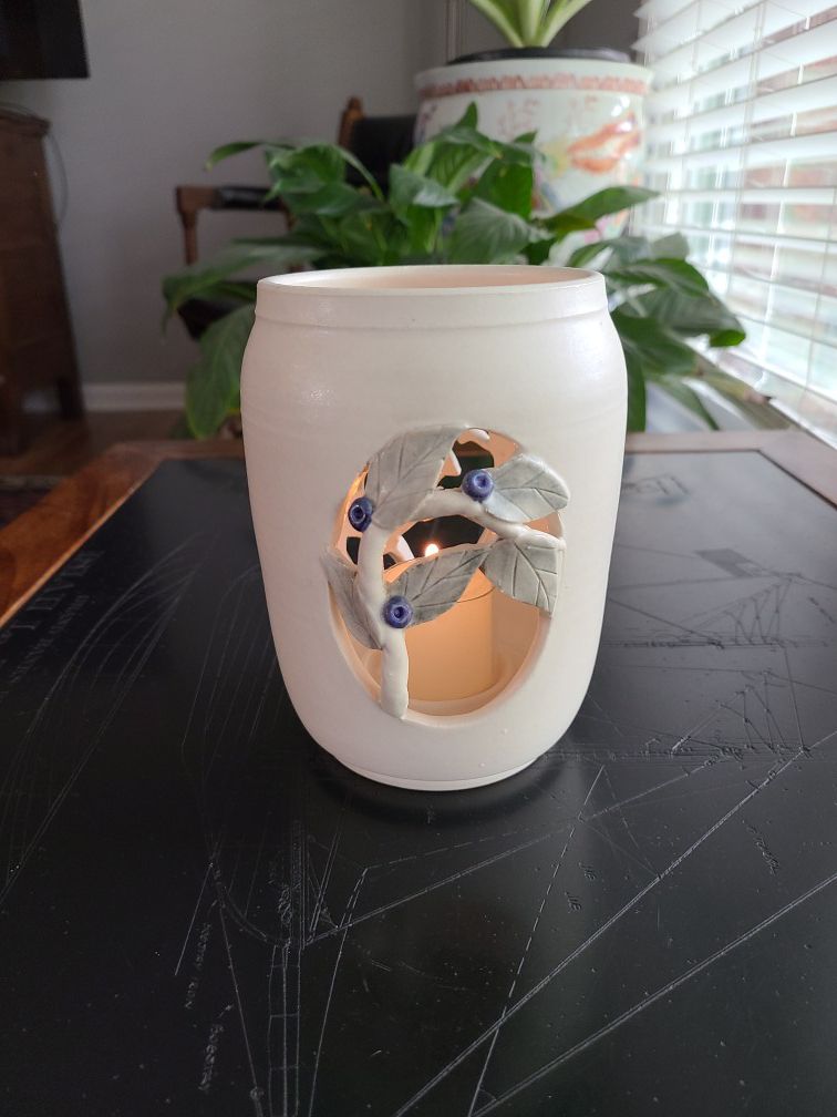 Ceramic Candle Holder With Open Vine Decoration