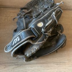 Mizuno left-hand catch baseball glove, 12 inch