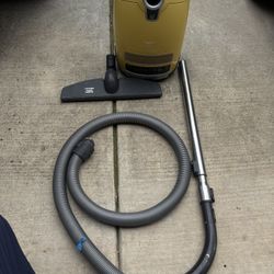 Miele Complete C3 Calima Cat & Dog PowerLine Canister Vacuum Cleaner Canister