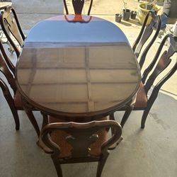 Dinning table extendable with 6 chairs