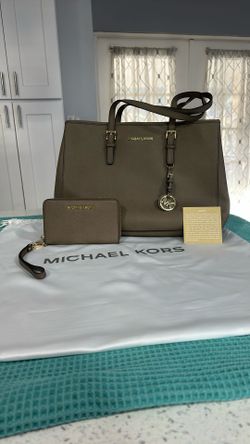 Quinn Large Pebbled Leather Tote Bag & Jet Set Travel Large Pebbled Leather Wristlet