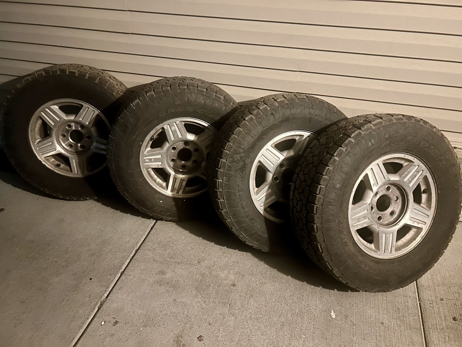 Set of 4 Toyo Open Country All-Season Tires + 6-Bolt Rims – 265/70R17