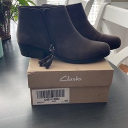 Clarks Taupe Ankle Boots! 9.5 Wide Women