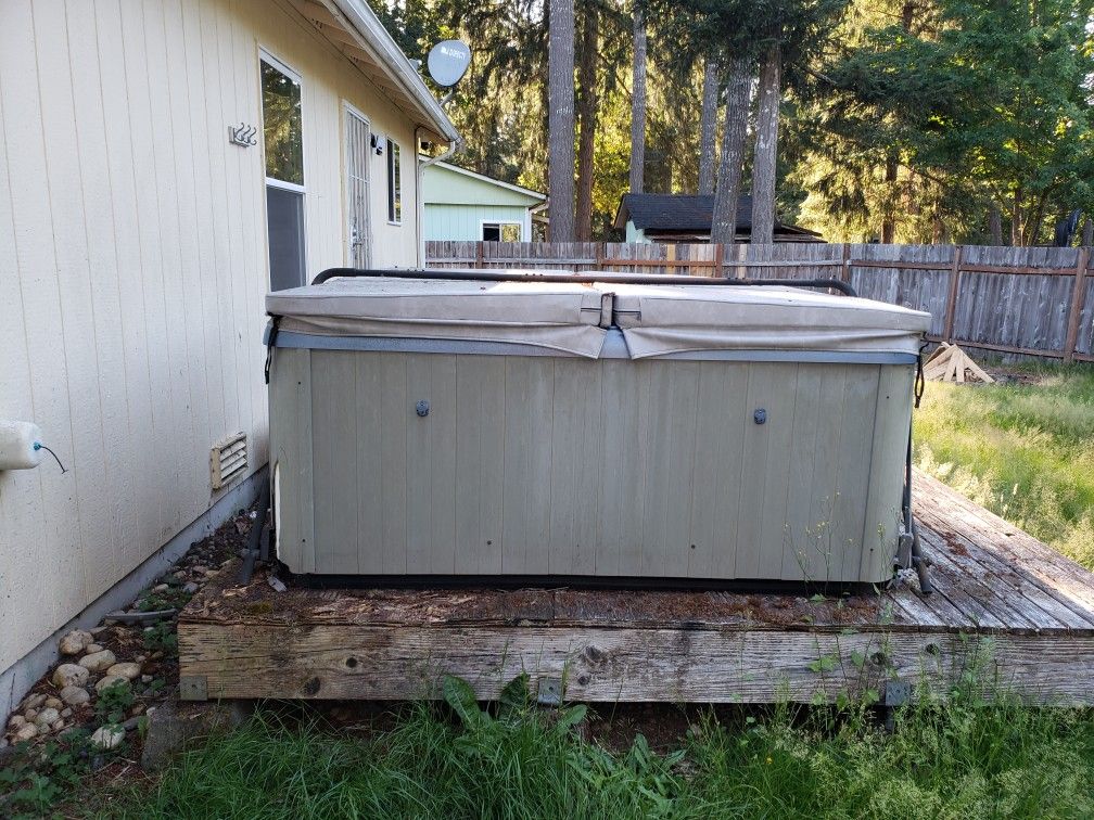Hot tub Available !