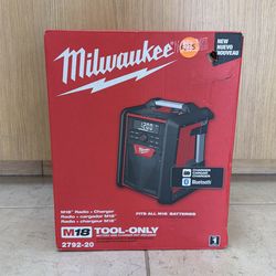 MILWAUKEE M18 RADIO + CHARGER