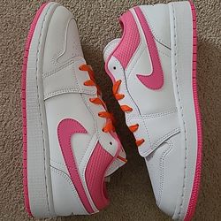 Air Jordan Retro 1 Low Size 7 youth/8.5wmns