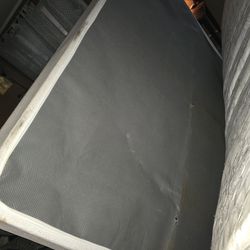 Queen mattress n Box