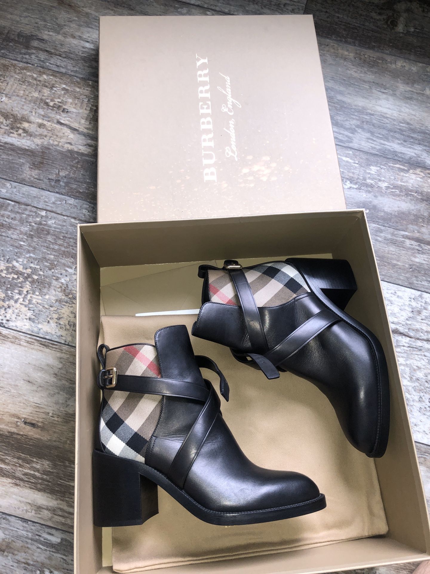 Burberry boots 37