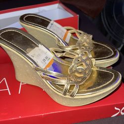 New. Nice Gold Sandals from Nordstrom. Sz 6