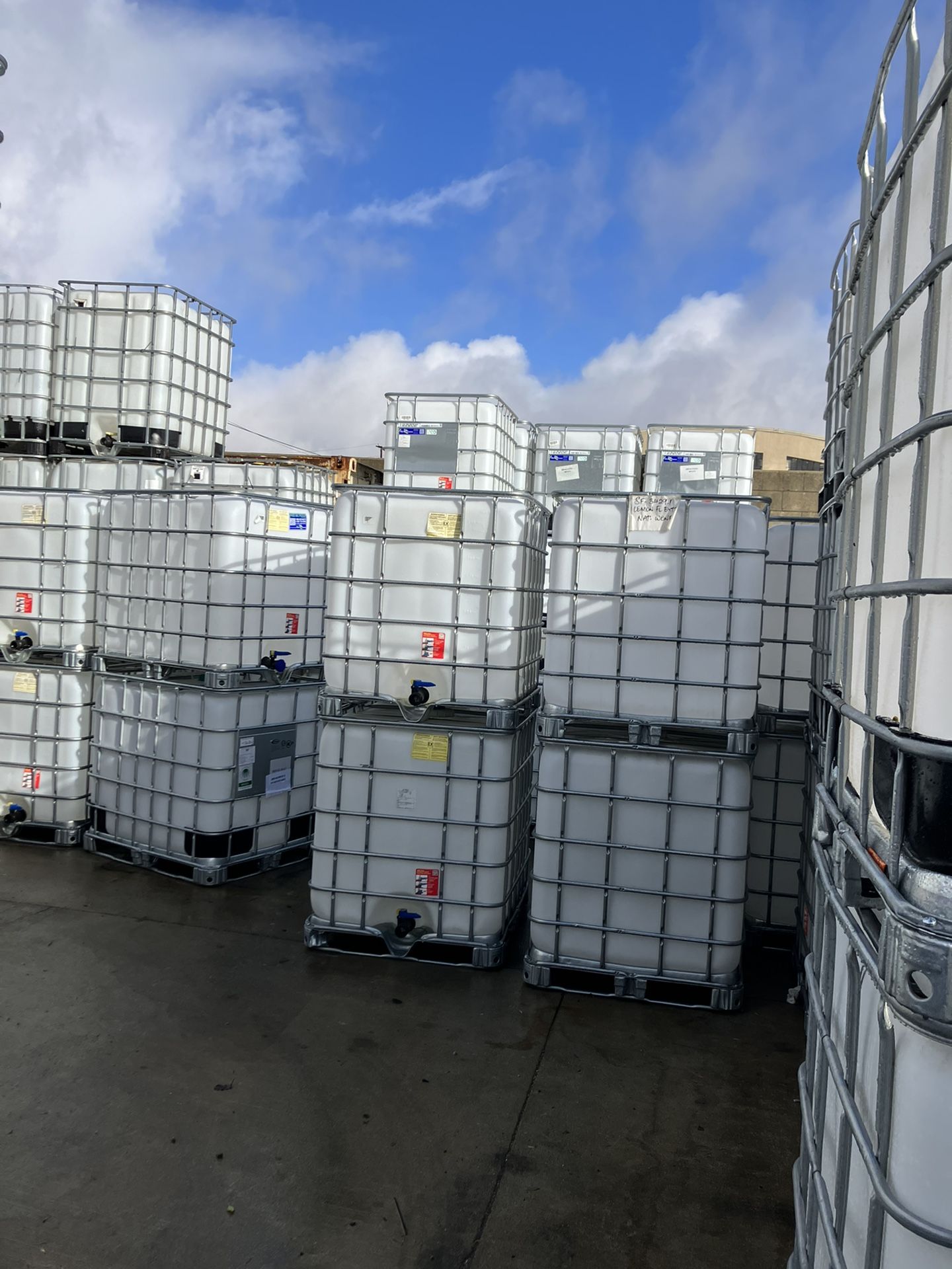 IBC Totes Water Containers Used Once .. Citrus 🍊 Or Vinegar. Metal Caged.