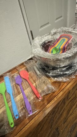 Stainless Steel Mixing Bowls Set with Lids & Silicone Utensils