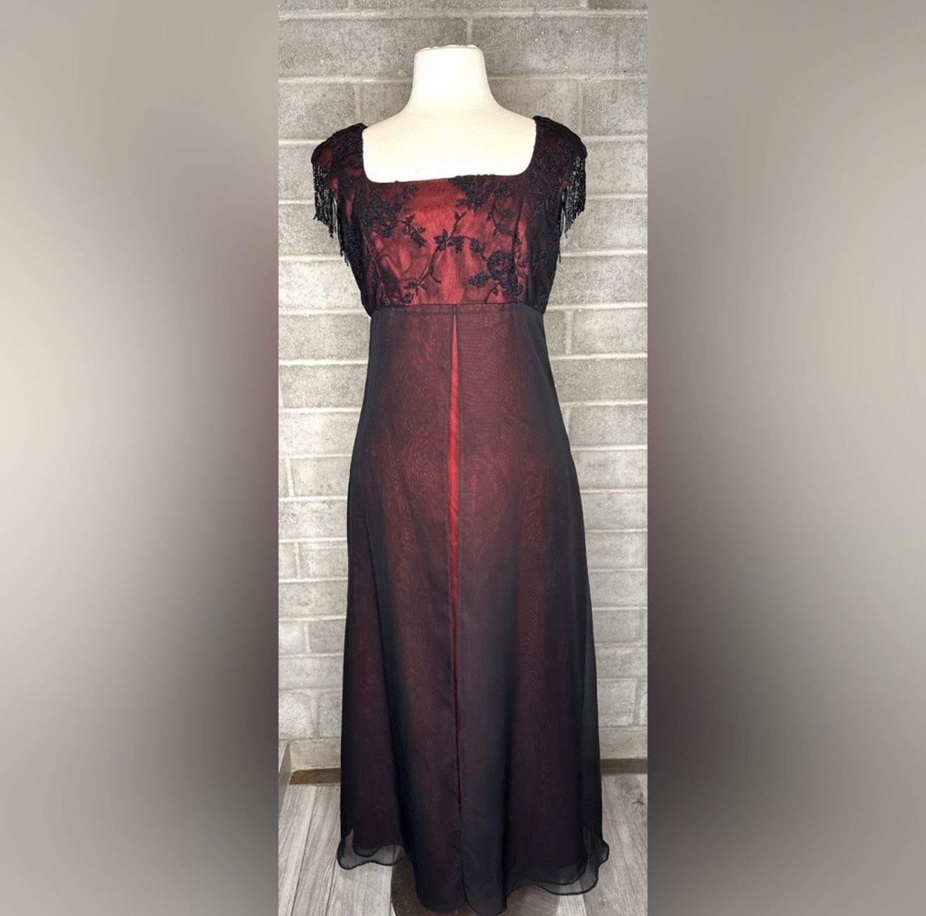 Faviana Gothic Red Black Beaded Gown Fringe Formal Evening Dress Size 9/10