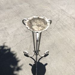 Metal Plant Holder Needs Cleaning And Painting $10