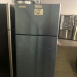 GE Top-Freezer Refrigerator (33 Inch) New