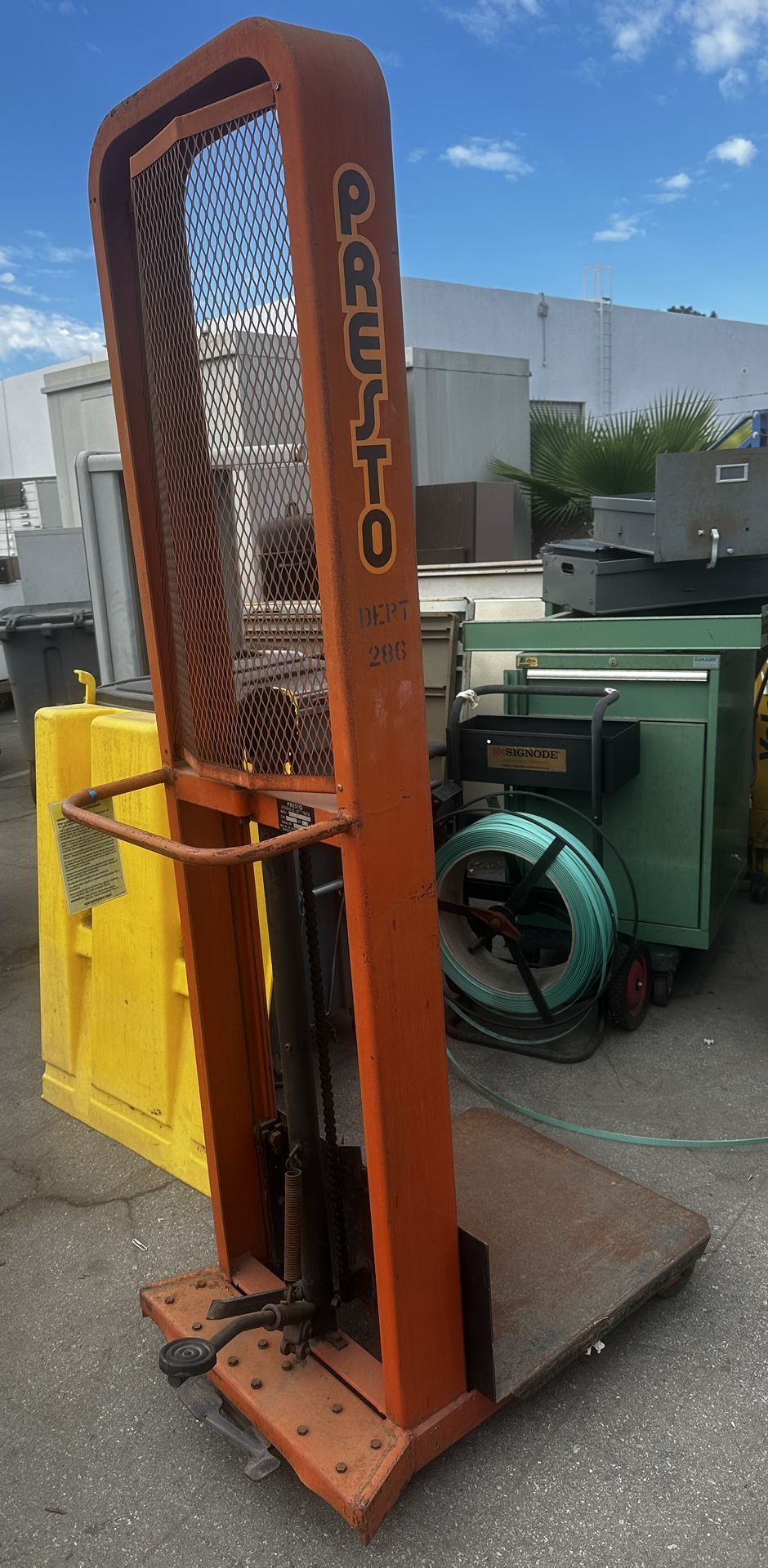 Presto M252 Manual Lift Stacker