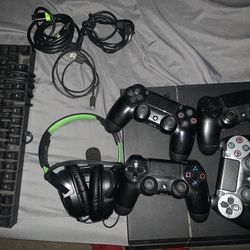 Ps4. 4 Controllers. Headset. Light up Keyboard
